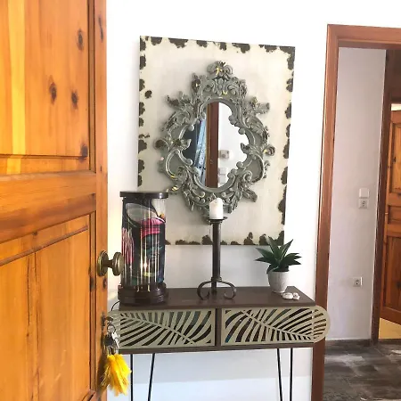 Lauren's Charm Town 2-bedroom Apartment *